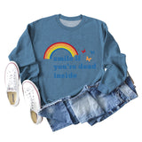 Lächeln Sie, wenn Sie im Inneren des neuen Langarm-Sweatshirts mit Schmetterlings-Regenbogenbuchstaben tot sind