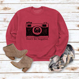 Lockerer Pullover mit Rundhalsausschnitt und langen Ärmeln und „Don’t Be Negative“-Aufdruck